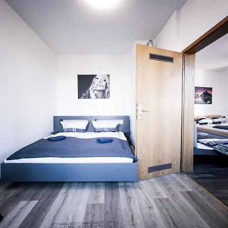 Mit 2 Schlafzimmern & Esszimmer - Schnelles Internet Und Nah Zu Porsche, Dhl & Flughafen Apartment *