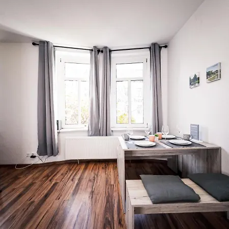 Apartment Mit 2 Schlafzimmern & Esszimmer - Schnelles Internet Und Nah Zu Porsche, Dhl & Flughafen